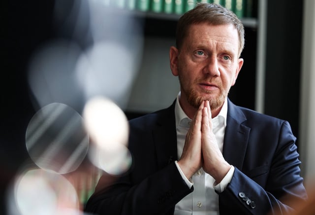 Michael Kretschmer (CDU), Ministerpräsident von Sachsen, spricht während eines Interviews in der Vertretung des Freistaates Sachsen in der Hauptstadt.