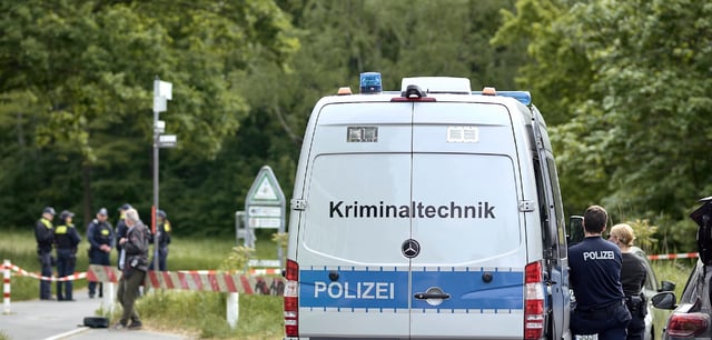 Einsatzkräfte der Polizei am Fundort des toten Säuglings