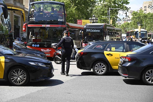 Guardia Urbana junto a taxis en Gran Vía