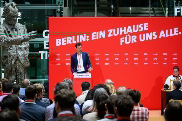 Martin Hikel, Landesvorsitzender der Berliner SPD, spricht beim Landesparteitag der Berliner SPD im Willy-Brandt-Haus. Der Landesparteitag ist das höchste Beschlussorgan des SPD-Landesverbandes, er tritt in der Regel zweimal im Jahr zusammen.