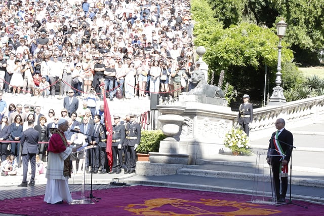Pope Leo XIV is greeted by Rome's Mayor Roberto Gualtieri at the foot of Capitoline Hill, a symbolic gesture underscoring the pontiff's role as Bishop of Rome and his civic bond with the city, in Rome, Sunday, May 25, 2025. (AP Photo/Riccardo De Luca)