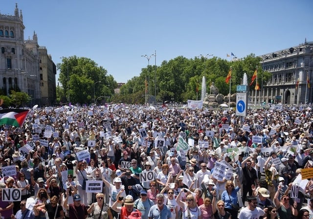 La manifestación por la sanidad pública, a su paso por Cibeles