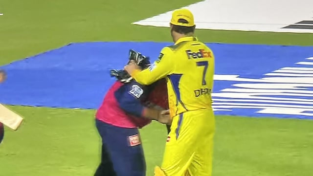 Vaibhav Suryavanshi touched MS Dhoni's feet after CSK vs RR match.