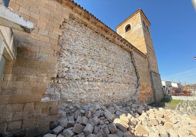 Estado en el que ha quedado el paño norte de la Iglesia tras el derrumbe
