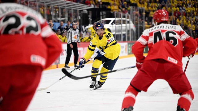 Schwedens William Nylander treibt den Puck über das Eis