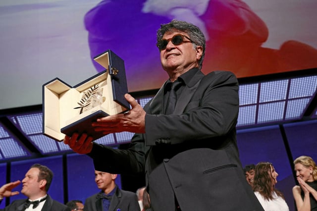 Le cinéaste iranien Jafar Panahi, palme d'or du 78<sup>e</sup> Festival de Cannes pour <em>Un simple accident</em>, le samedi 24 mai 2025.
