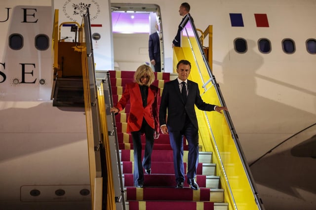 Le président français Emmanuel Macron et son épouse Brigitte Macron à leur arrivée à l’aéroport international de Noi Bai à Hanoï (Vietnam), le 25 mai.
