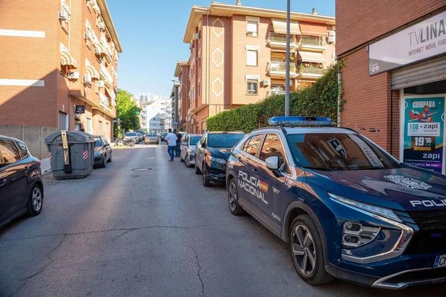 Un coche de la Policía en Linares, cerca del lugar en el que se encontró al menor fallecido, el pasado martes.