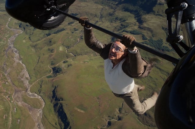 Tom Cruise hanging from a plane - Paramount