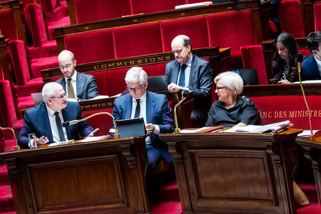 De gauche a droite, Olivier Falorni, rapporteur de la loi, Frédéric Valletoux, président de la commission des affaires sociales et Catherine Vautrin, ministre de la santé lors de l’examen du texte sur l’aide à mourir à l’Assemblée nationale, le 19 mai.