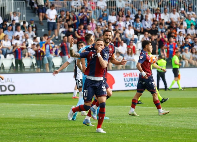 Morales, celebrando su gol, esta tarde en Burgos.