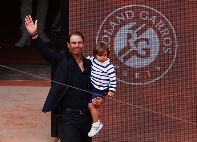 Rafael Nadal et son fils Rafael Junior ont salué le public du Central après un hommage à la carrière exceptionnelle du joueur.