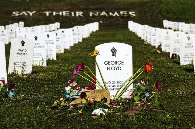 La tombe de George Floyd a été fleurie à l'occasion des cinq ans de sa mort, le 25 mai 2025 à Minneapolis, dans le Minnesota