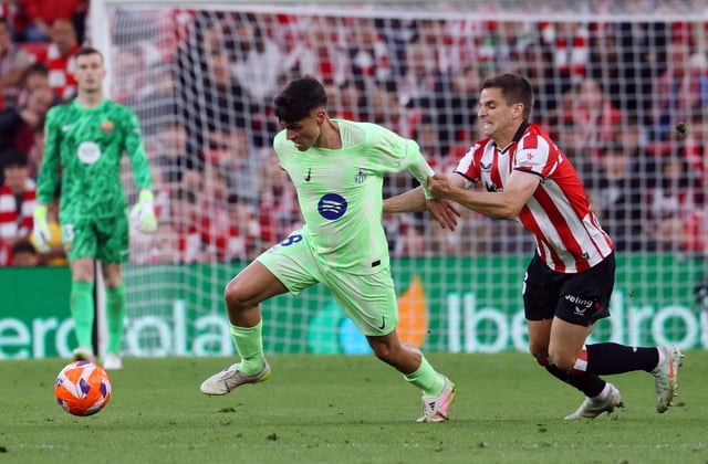 Soccer Football - LaLiga - Athletic Bilbao v FC Barcelona - San Mames, Bilbao, Spain - May 25, 2025 FC Barcelona's Pedri in action with Athletic Bilbao's Inigo Ruiz de Galarreta REUTERS/Pankra Nieto
