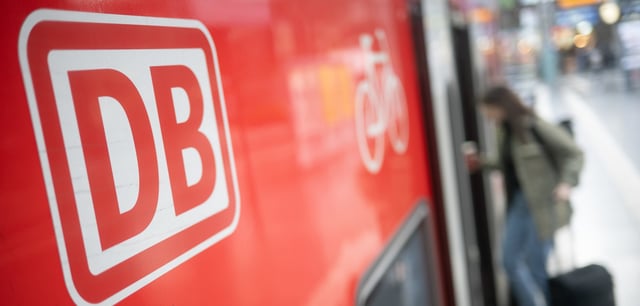 Ein Zugbegleiter ist offenbar wegen Fahrgästen, die Türen blockieren, verbal entgleist