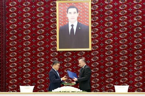 This photo, provided by Daewoo Engineering & Construction Co., on May 26, 2025, shows a recent signing ceremony for a contract for the South Korean builder to construct a large-scale mineral fertilizer plant in Turkmenistan. (PHOTO NOT FOR SALE) (Yonhap)