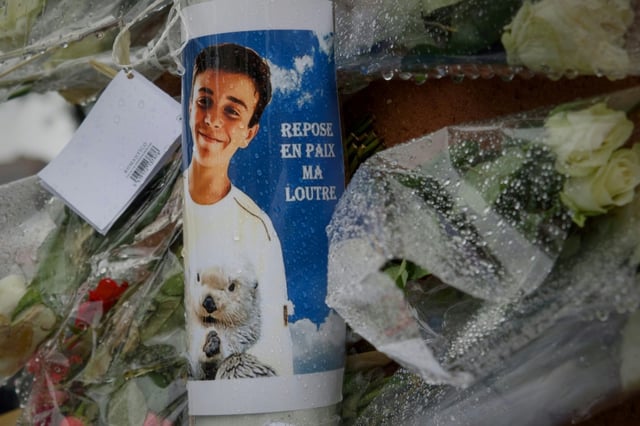 Photo prise le 4 mai 2024 à Châteauroux de fleurs en hommage à Matisse, tué en avril 2024 dans un quartier de la ville