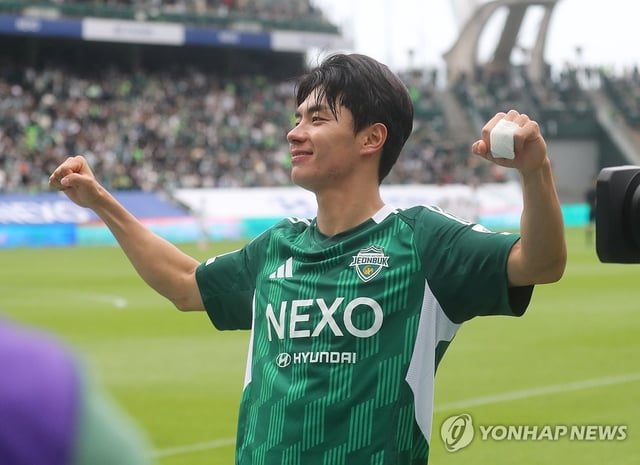 Jeon Jin-woo of Jeonbuk Hyundai Motors celebrates after scoring against Daejeon Hana Citizen FC during the clubs' K League 1 match at Jeonju World Cup Stadium in Jeonju, North Jeolla Province, on May 6, 2025. (Yonhap)
