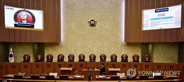 In this file photo, Supreme Court Chief Justice Cho Hee-dae (C) and other justices are seated in the courtroom in Seoul on May 1, 2025, to attend a hearing to hand down a ruling on the election law violation case of the Democratic Party presidential candidate Lee Jae-myung. The court ordered the high court to reexamine Lee's acquittal on charges of election law violation. (Pool photo) (Yonhap)