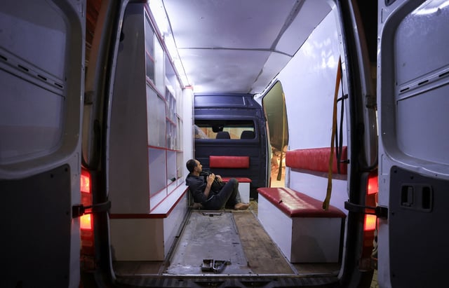 Un Palestinien est assis dans une ambulance après la frappe israélienne sur une école abritant des personnes déplacées, à Gaza, le 26 mai 2025.