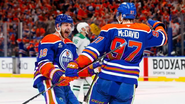 Die Oilers bejubeln den Sieg gegen Dalles