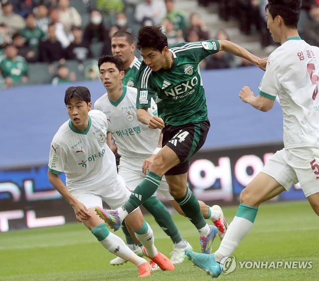 Jeon Jin-woo of Jeonbuk Hyundai Motors scores against Daejeon Hana Citizen FC during the clubs' K League 1 match at Jeonju World Cup Stadium in Jeonju, North Jeolla Province, on May 6, 2025. (Yonhap)