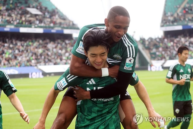 Jeon Jin-woo of Jeonbuk Hyundai Motors (C) is mobbed by teammate Hernandes after scoring against Daejeon Hana Citizen FC during the clubs' K League 1 match at Jeonju World Cup Stadium in Jeonju, North Jeolla Province, on May 6, 2025. (Yonhap)