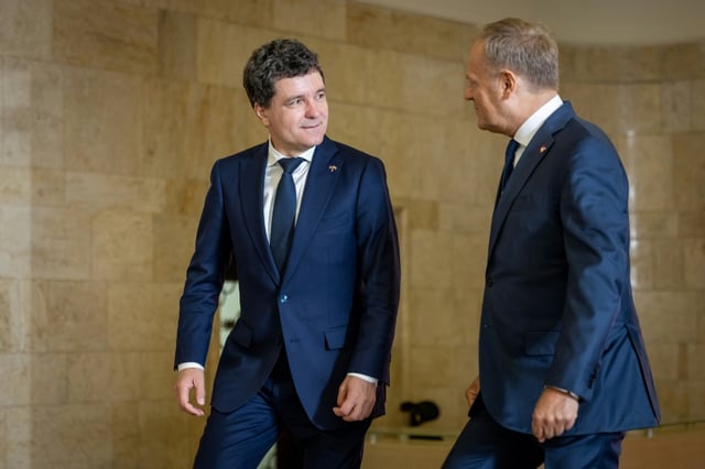 Le président élu roumain Nicusor Dan (à gauche) et le Premier ministre polonais Donald Tusk, le 25 mai 2025 à Varsovie, en Pologne