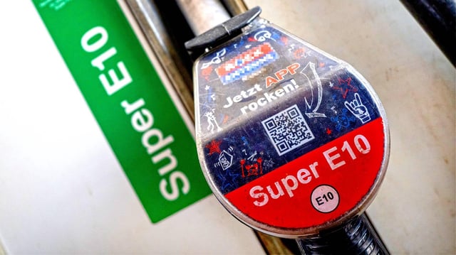 Eine Zapfpistole mit Super-Benzin (E10).