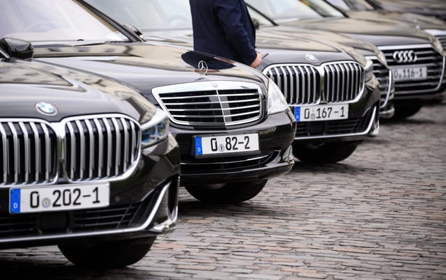 Parade der Diplomatenfahrzeuge – leicht erkennbar am Kennzeichen mit der Null – hier vor dem Schloß Bellevue.