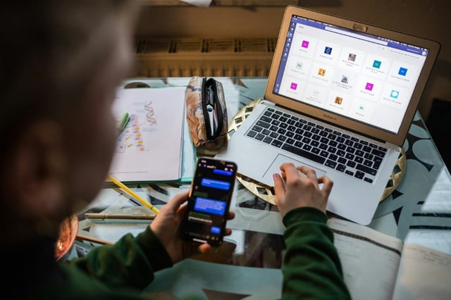 Knapp ein Viertel der Schüler erledigt einer Umfrage zufolge Hausaufgaben meist mit Unterstützung durch KI. Gleichzeitig fordern aber 44 Prozent, die Nutzung von KI für Hausaufgaben zu verbieten, wie der Digitalverband Bitkom mitteilte.