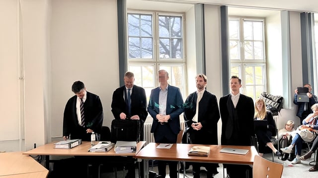 Der gefeuerte UKE-Professor und seine vier Anwälte.