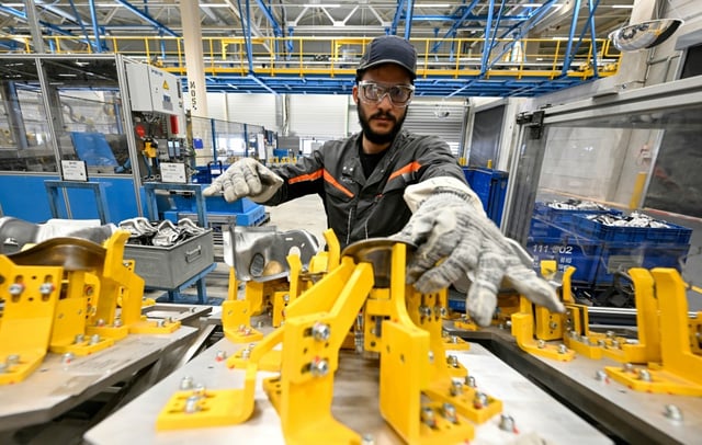 Die Aussichten auf dem Arbeitsmarkt haben sich im Mai zum zweiten Mal in Folge leicht verbessert. Der vom Institut für Arbeitsmarkt- und Berufsforschung (IAB) in Nürnberg ermittelte Frühindikator stieg um 0,2 Punkte auf 98,9 Punkte