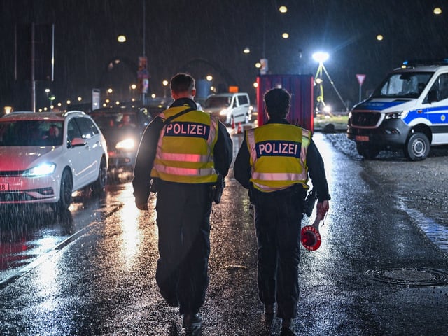 Beamte der Bundespolizei am deutsch-polnischen Grenzübergang Stadtbrücke in Frankfurt (Oder). Seit Oktober 2023 gibt es feste Kontrollen in Brandenburg an der Grenze zu Polen.