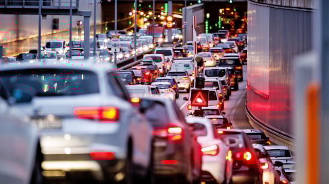 Dichter Autoverkehr am mittleren Ring in München.