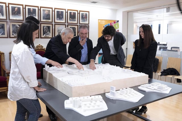 Cuatro maquetas de estudiantes del Máster de Arquitectura Hospitalaria de la UB del futuro Campus de Salut Clínic.