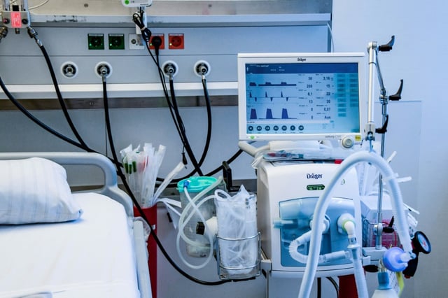 Die fristlose Kündigung eines Chefarztes am Universitätsklinikum Hamburg-Eppendorf wegen der Beleidigung von Kollegen ist rechtmäßig. Eine Klage des Arztes scheiterte vor dem Arbeitsgericht der Hansestadt.