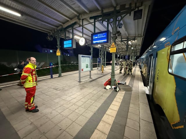 When the fire department arrived on scene, the situation was such that a man on a Westfalenbahn train traveling toward Braunschweig had his hand trapped under an armrest, behind the seat, in the side panel, and was unable to free himself. This was triggered by his AirPods, which had fallen off and slipped into a gap in the side panel. What initially appeared to be a relatively simple rescue, however, developed into a complex rescue operation, as the person's hand had become so swollen that it could no longer be freed using simple rescue equipment.