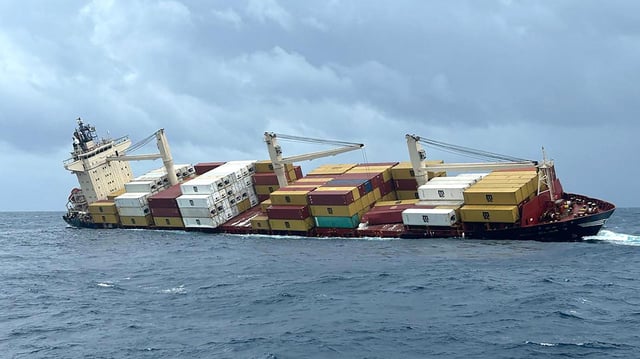 Das sinkende Containerschiff vor der indischen Küste