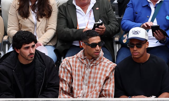 Hakim et Doué (au centre et à droite) dans les tribunes de Roland-Garros ce lundi.