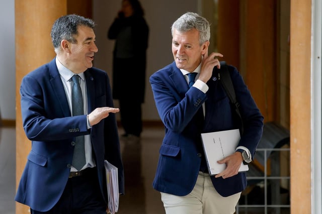 Román Rodríguez, conselleiro de Educación, y Alfonso Rueda tras el Consello de la Xunta