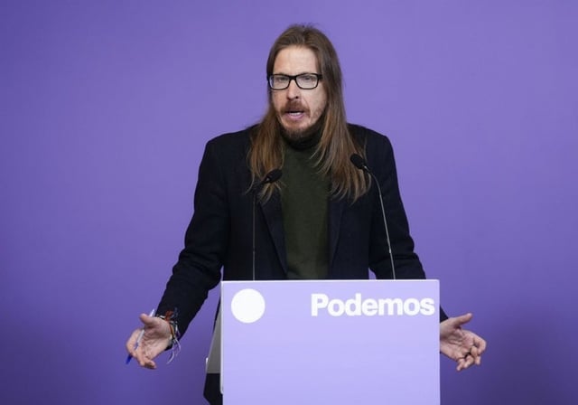 El secretario de Organización y portavoz de Podemos, Pablo Fernández, en rueda de prensa