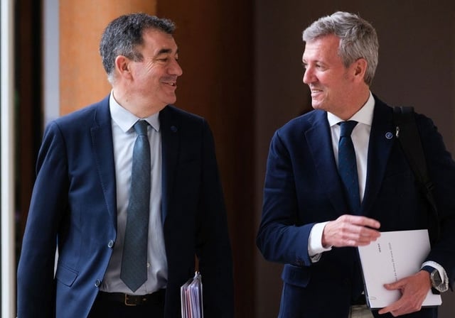 El presidente y el conselleiro de Educación, este lunes en San Caetano