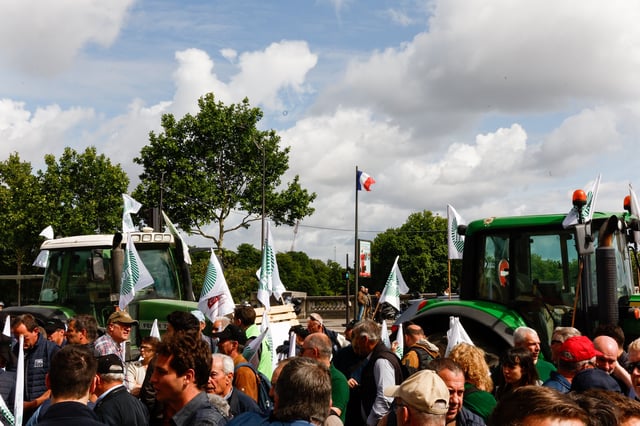 French farmers protest to call on lawmakers to adopt a bill that would loosen restrictions on pesticide and water use in farming, in Paris, France May 26, 2025. REUTERS/Abdul Saboor