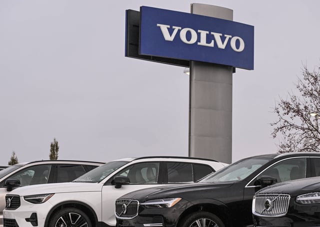 Car Manufacturers In Canada EDMONTON, CANADA - OCTOBER 26, 2023: Volvo vehicles seen outside a Volvo dealership in Edmonton, on October 26, 2023, in Edmonton, Alberta, Canada. Edmonton Canada PUBLICATIONxNOTxINxFRA Copyright: xArturxWidakx originalFilename: widak-carmanuf231026_npPsZ.jpg