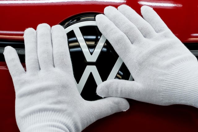 Quatre dirigeants de Volkswagen ont été condamnés, lundi 26 mai 2025, à des peines de prison ferme dans l’affaire du « Dieselgate ».