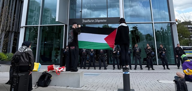 In- und außerhalb des Gebäudes protestieren militante Palästina-Unterstützer gegen eine vermeintlich einseitige Berichterstattung