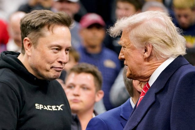 Elon Musk greets U.S. President Donald Trump as they attend the NCAA men&#39;s wrestling championships in Philadelphia (Photo: Nathan Howard/Reuters)
