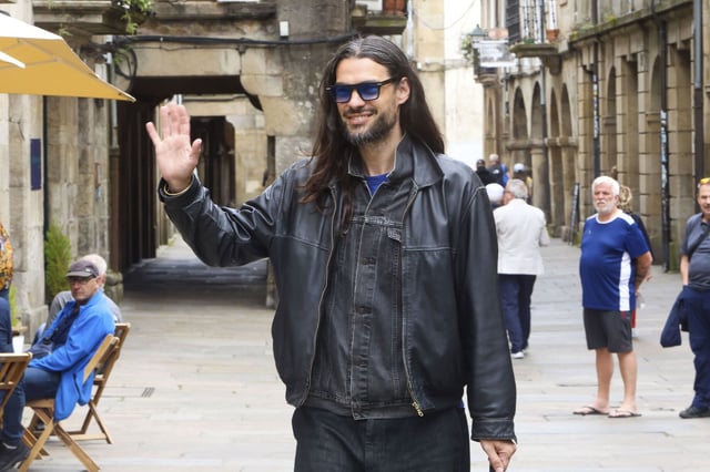 Oliver Laxe, paseando este lunes por las calles de Santiago de Compostela