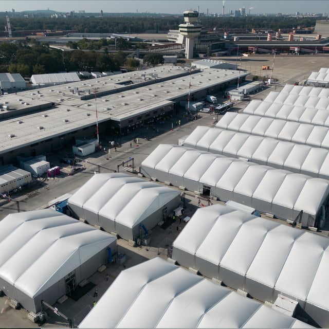 Die Notunterkunft für Geflüchtete am ehemaligen Berliner Flughafen Tegel.